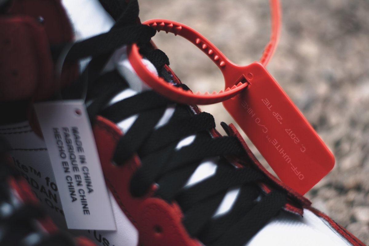Jordan 1 Off - White retro The 10: Chicago - La Familia Street Culture - Air Jordan - Jordan 1 Off - White retro The 10: Chicago - La Familia Street Culture - Air Jordan - Chicago - Deconstructed