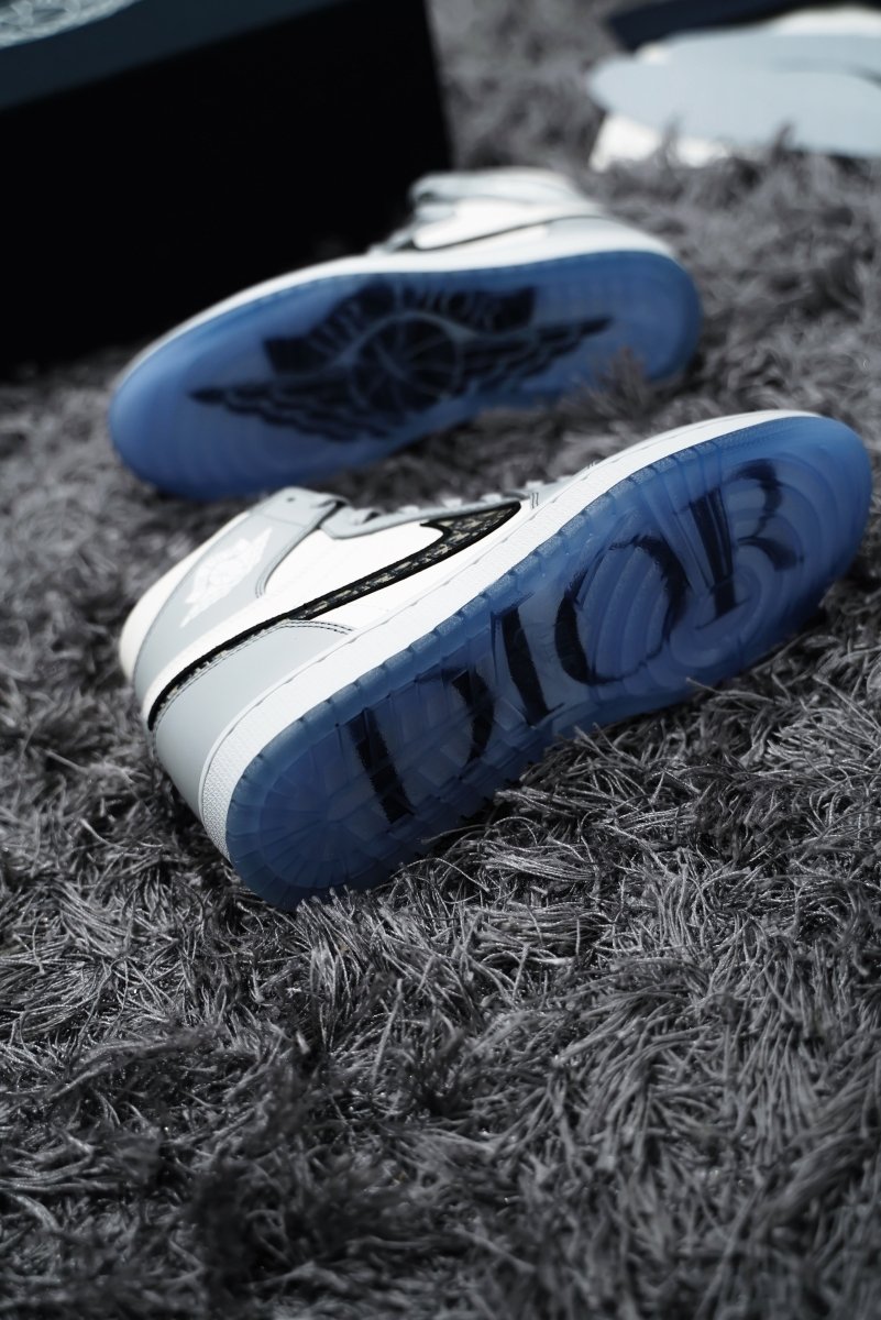 Jordan 1 Retro High Dior - La Familia Street Culture - Air Jordan - Jordan 1 Retro High Dior - La Familia Street Culture - air Dior - Air Jordan - Air Jordan 1