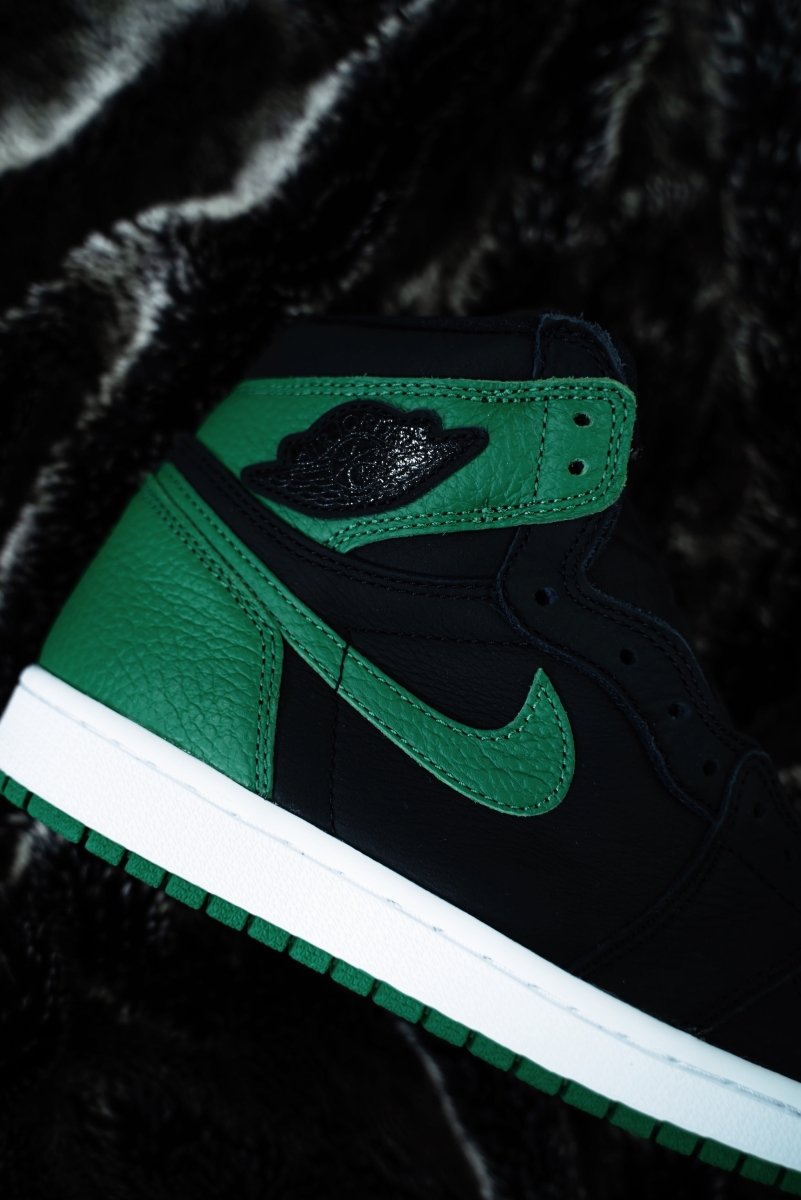 Jordan 1 Retro High Pine Green Black - La Familia Street Culture - Air Jordan - Jordan 1 Retro High Pine Green Black - La Familia Street Culture - Air Jordan - Air Jordan 1 - AJ
