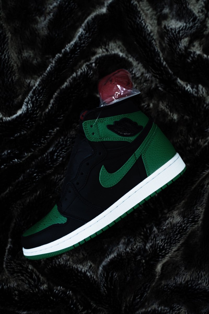 Jordan 1 Retro High Pine Green Black - La Familia Street Culture - Air Jordan - Jordan 1 Retro High Pine Green Black - La Familia Street Culture - Air Jordan - Air Jordan 1 - AJ