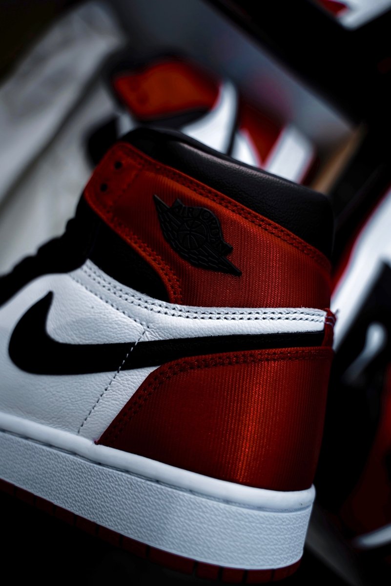 Jordan 1 Retro High Satin Black Toe - La Familia Street Culture - Air Jordan - Jordan 1 Retro High Satin Black Toe - La Familia Street Culture - Air Jordan - Black Toe - Jordans
