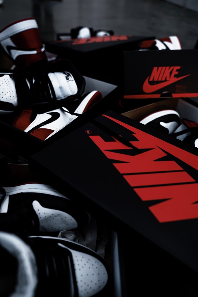 Jordan 1 Retro High Satin Black Toe - La Familia Street Culture - Air Jordan - Jordan 1 Retro High Satin Black Toe - La Familia Street Culture - Air Jordan - Black Toe - Jordans
