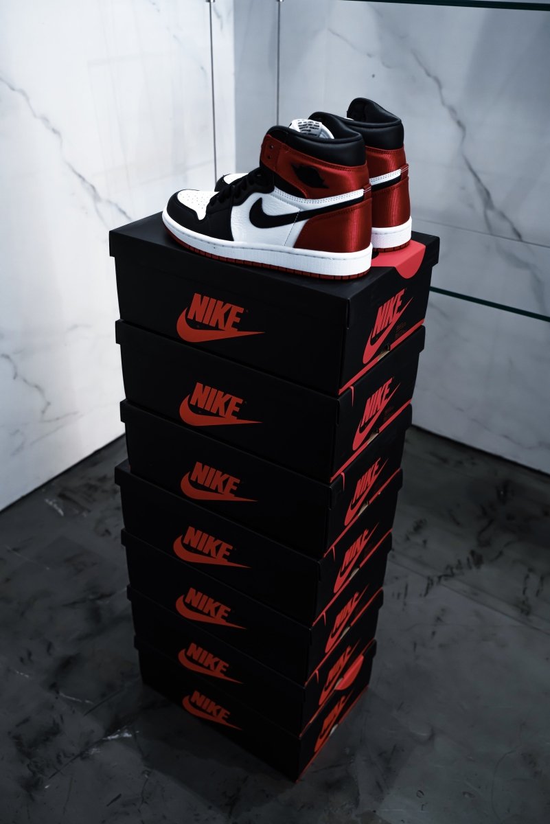 Jordan 1 Retro High Satin Black Toe - La Familia Street Culture - Air Jordan - Jordan 1 Retro High Satin Black Toe - La Familia Street Culture - Air Jordan - Black Toe - Jordans