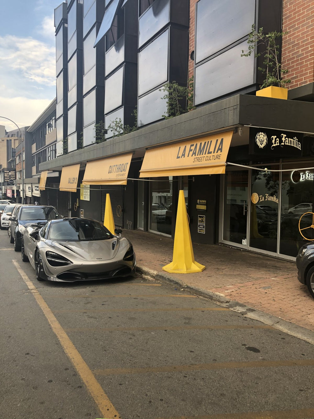 McLaren 720S outside the yellow La Familia Street Culture awnings, Jan Smuts Avenue, December 2018
