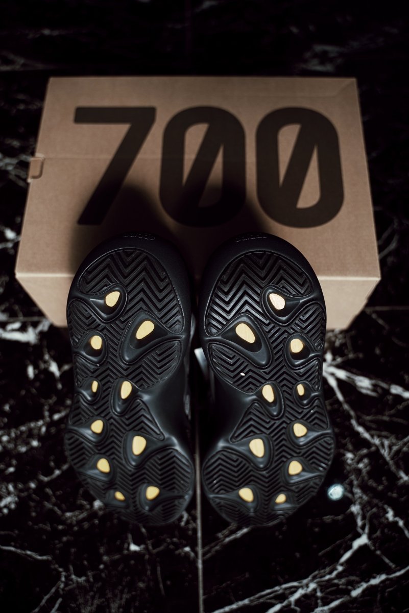 Adidas Yeezy 700 V3 Alvah - La Familia Street Culture - YEEZY - Adidas Yeezy 700 V3 Alvah - La Familia Street Culture - alvah - Kanye - Kanye West